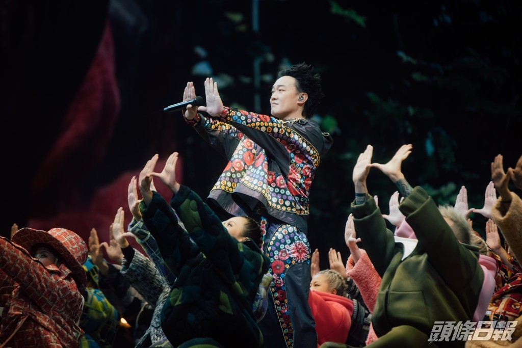 唱到《七百年後》更差點於高樓梯叉錯腳，幸好及時平衡回來，笑住同觀眾講：「你哋真係太勁，搞到我都亂晒呀！真係！哈哈哈！」